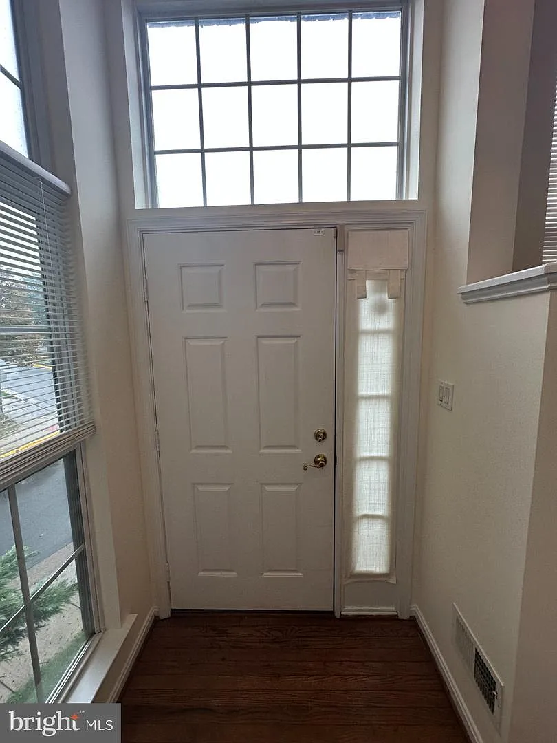 3 bed, 4.0 bath, 1822 sqft, $2,950 — Photo 3