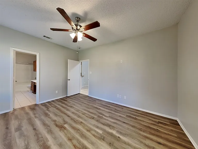 1395 Chinaberry Dr — Photo 5