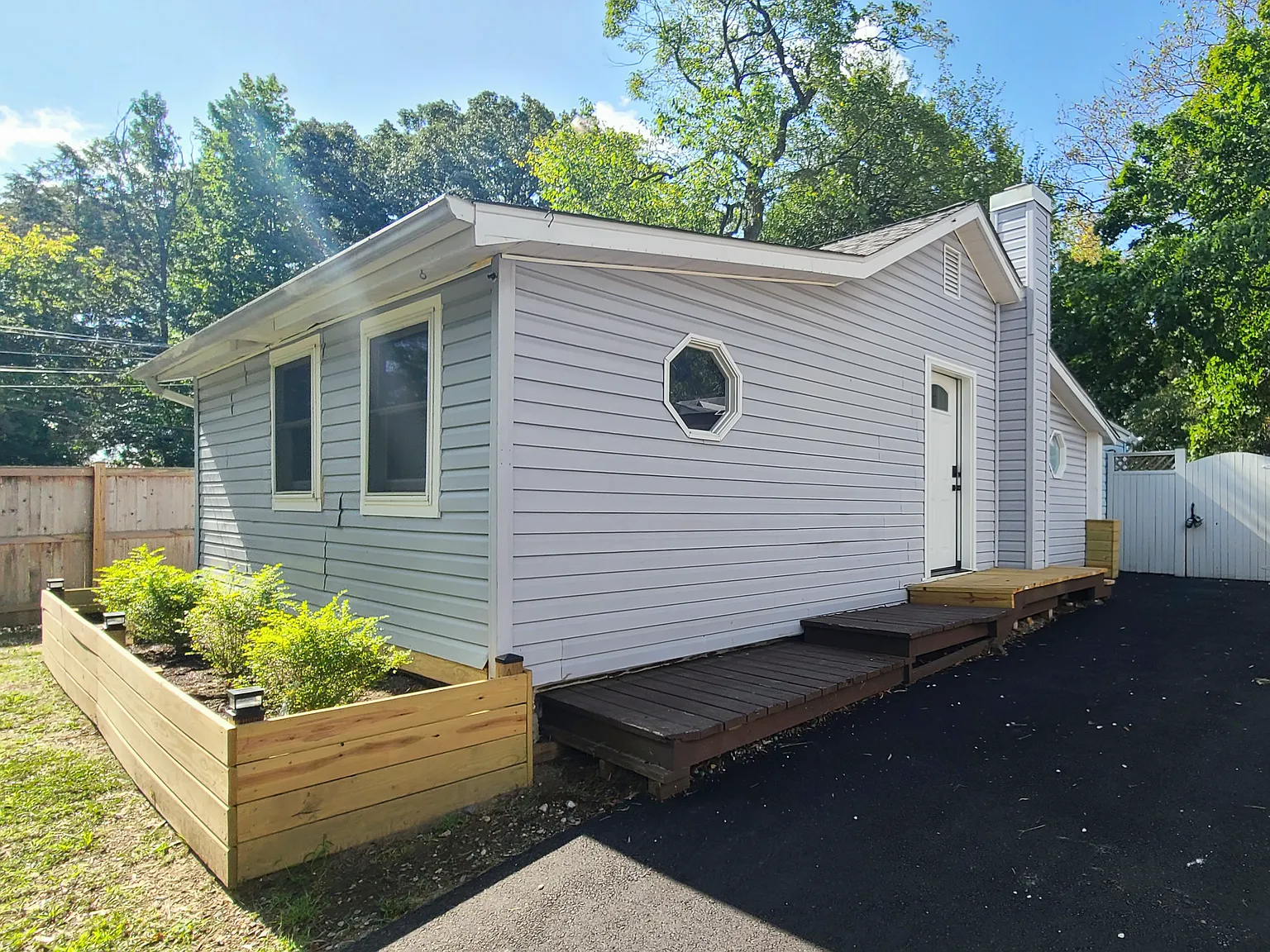 Sunlit 2BR House for Rent in Edgewater! — Photo 2