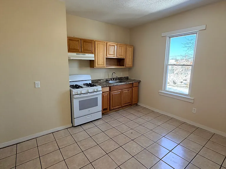 33 Dickerman St #D — Photo 6