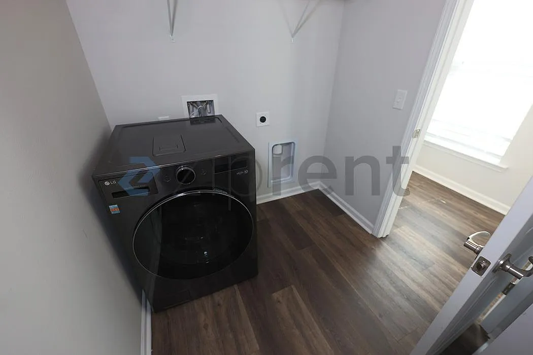 4 bed, 2.5 bath, 1928 sqft, $2,513 — Photo 4