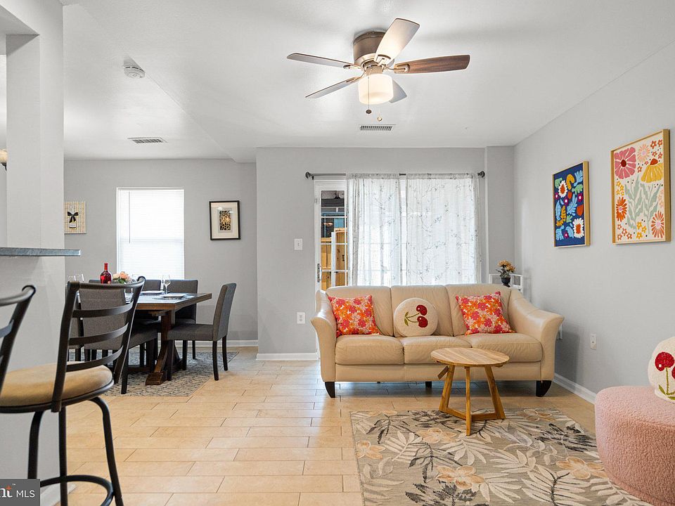 1st image of 228 S Stevenson Sq
