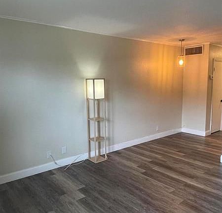 4th image of 3915 S Flagler Dr APT 115