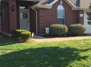 1351 Clearwater Dr, Grand Prairie, TX 75052