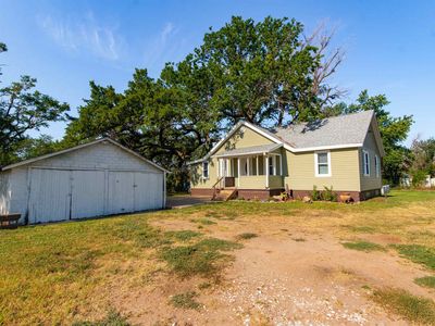 1207 W 2nd Ave, Hutchinson, KS, 67501