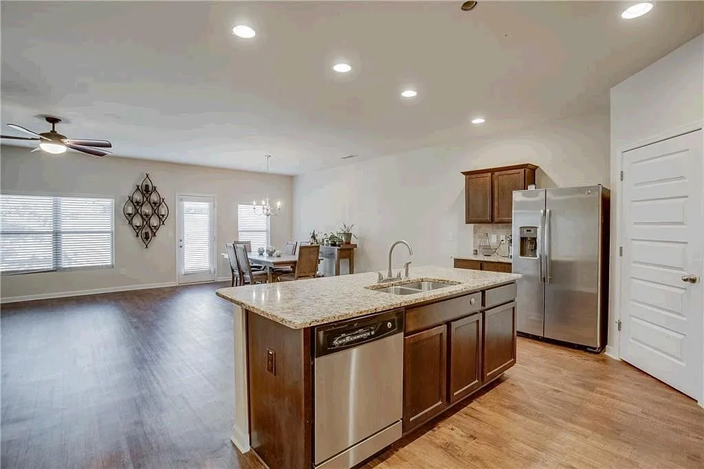 4 bed, 2.0 bath, 1819 sqft, $2,300 — Photo 2