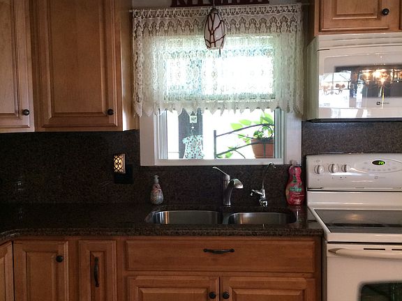 Maple cabinets with granite 