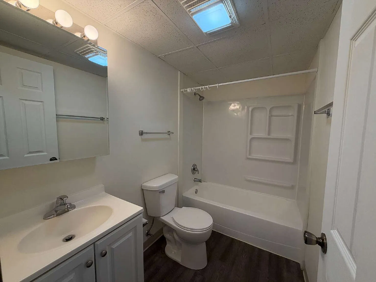 2 bed, 1.0 bath, $950 — Photo 4