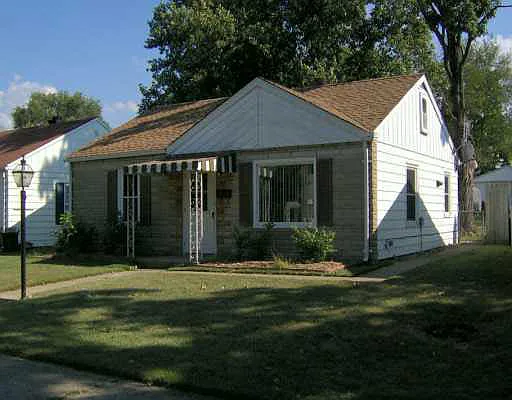 217 Edgar St E photo 1