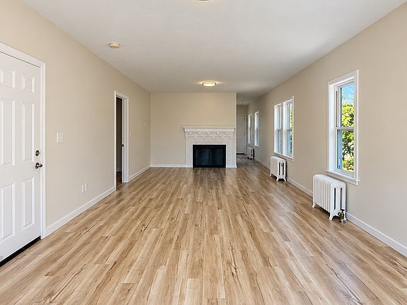 3rd image of 22 Colonial Rd Unit 2