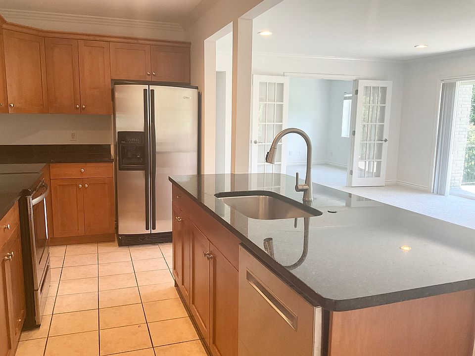 Beautifully updated Kitchen with Island