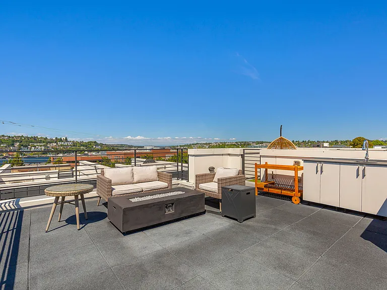 2308B Franklin Ave E — Photo 12