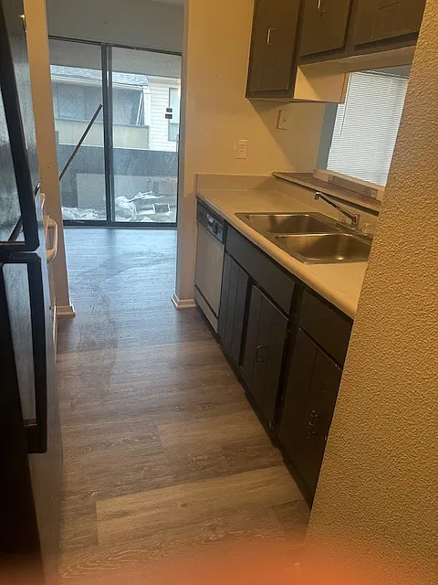 2 bed, 960 sqft, $985 — Photo 2