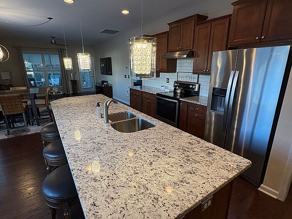 4th image of 424 Farintosh Valley Ln