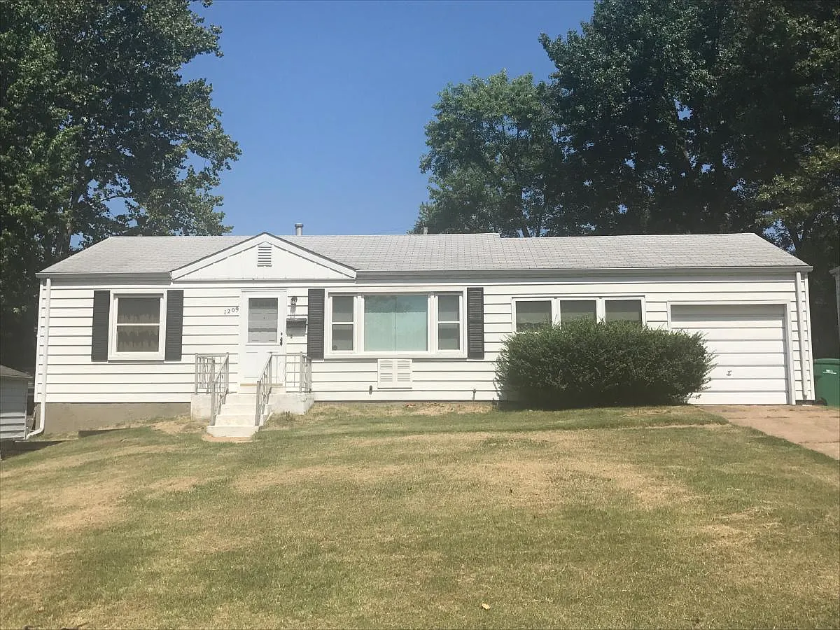 1209 Ashford Dr photo 1