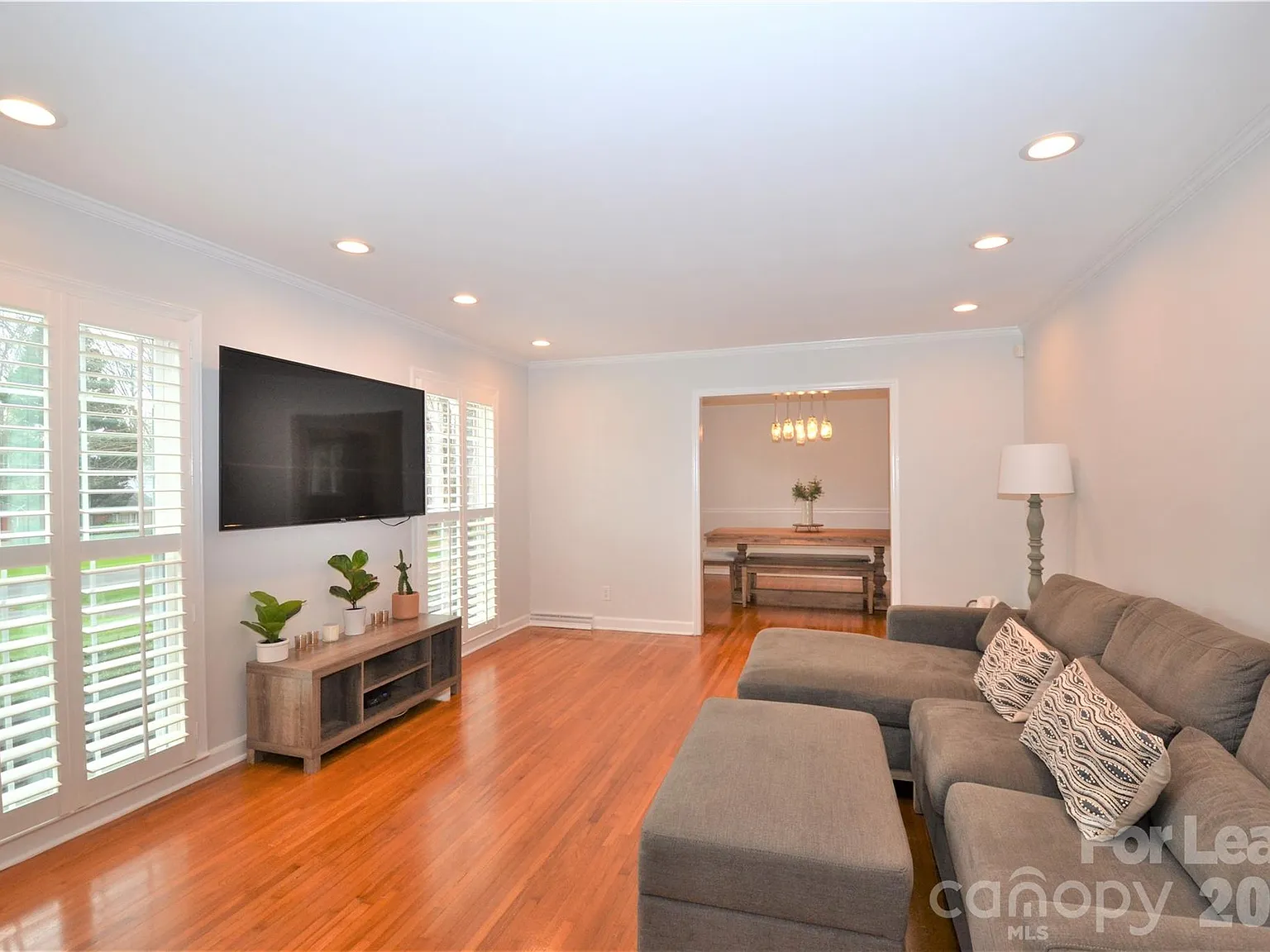 3 bed, 2.0 bath, 2135 sqft, $3,100 — Photo 4