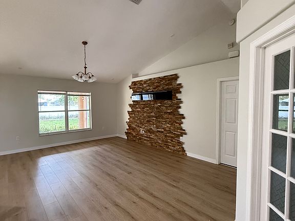 5th image of 17 Rockne Ln
