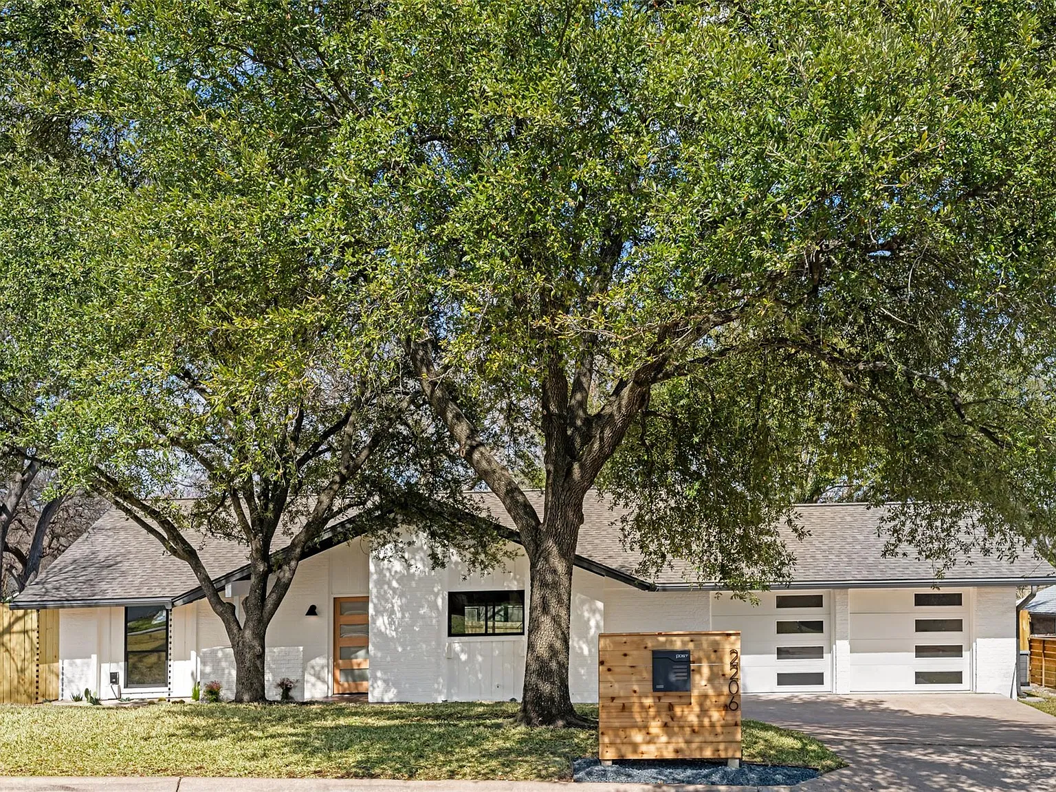 3 bed, 2.0 bath, 1682 sqft, $3,300 — Photo 2