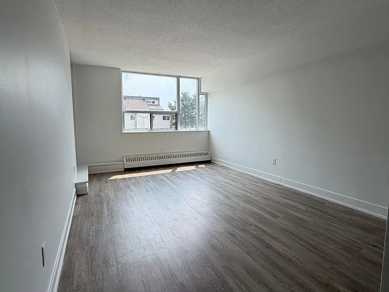 147 Wellington St W #202 — Photo 3