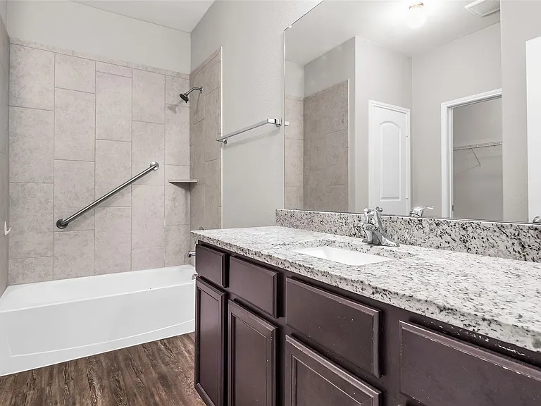 124 Bowen St — Photo 14