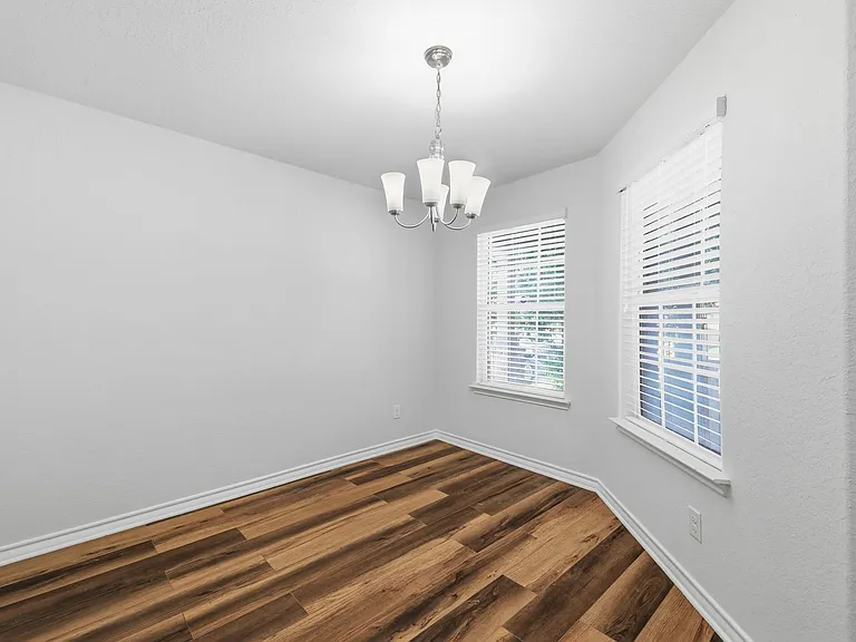 2818 Davis Trce — Photo 3