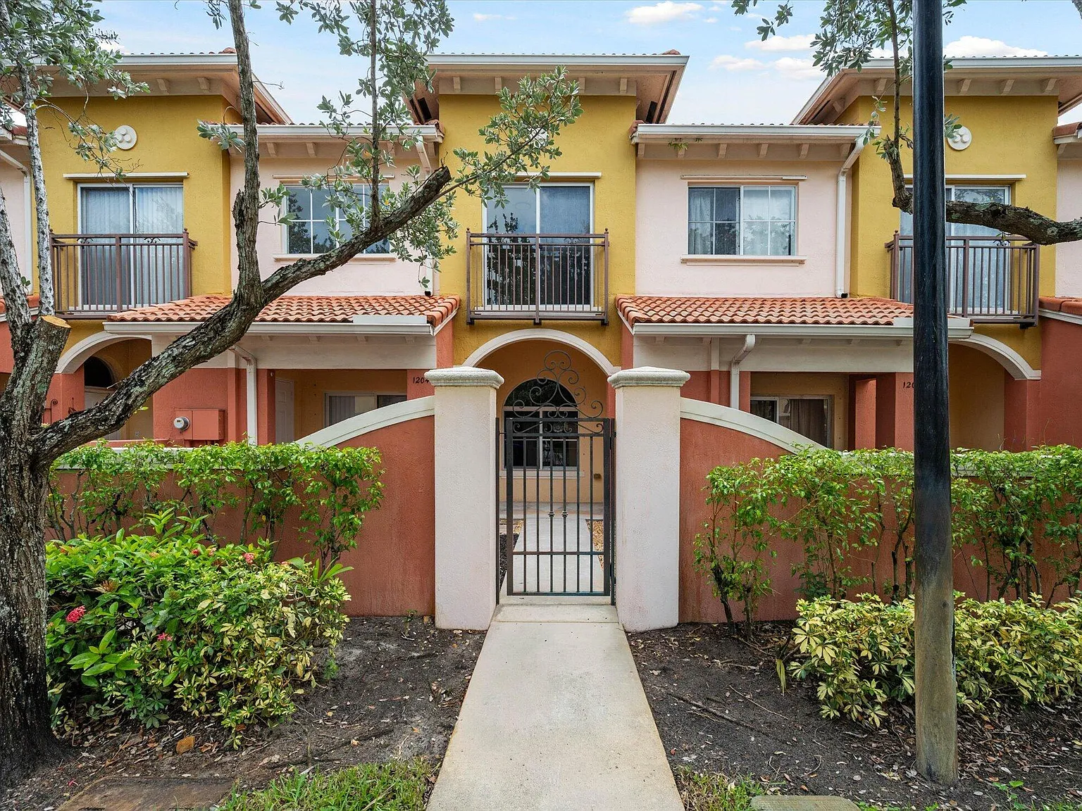 2 bed, 2.5 bath, 1224 sqft, $2,285 — Photo 2