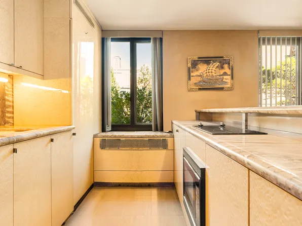 425 East 63rd Street image 12 of 28