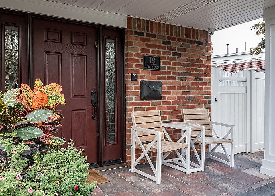 2nd image of 18 Arbor Ln