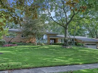 26088 Huntington Rd, Huntington Woods, MI 48070