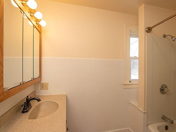5th image of 608 E 1st Ave