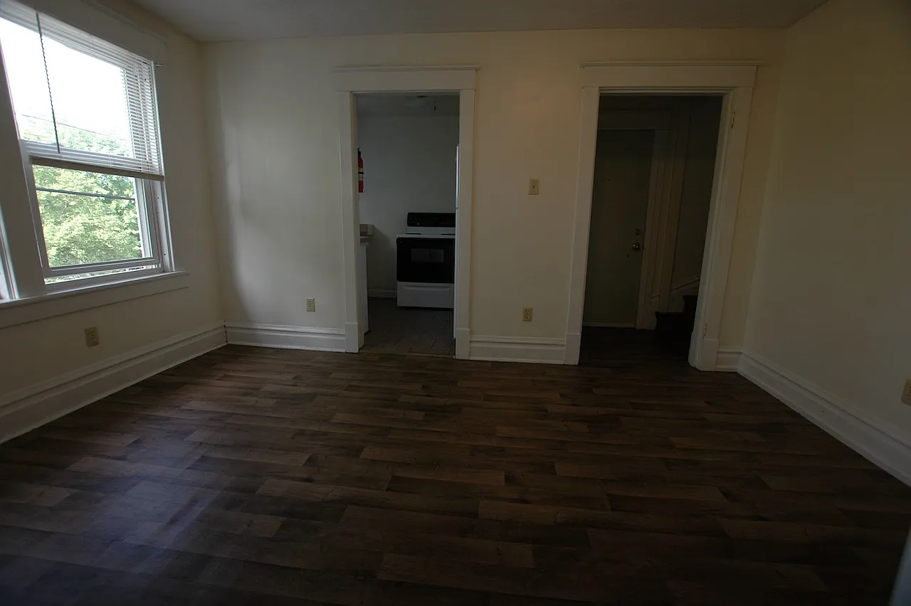 3 bed, $1,050 — Photo 2