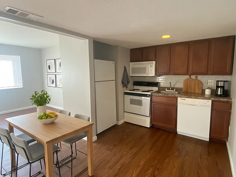 1 Bed/1 Bath Apartment off Hampton Ave! — Photo 3