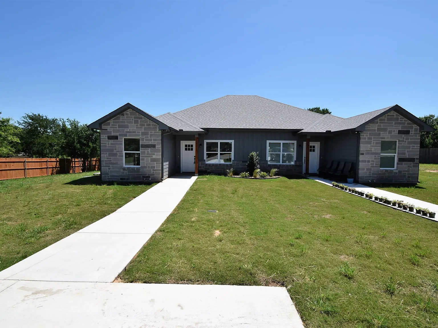 3 bed, 1200 sqft, $1,500 — Photo 1