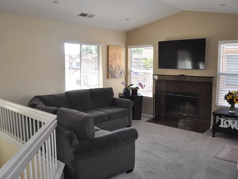 278 Brookview Ct — Photo 3