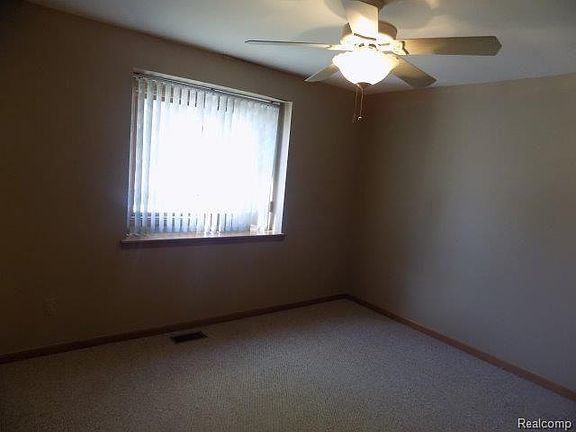 5th image of 16635 Dawn Dr