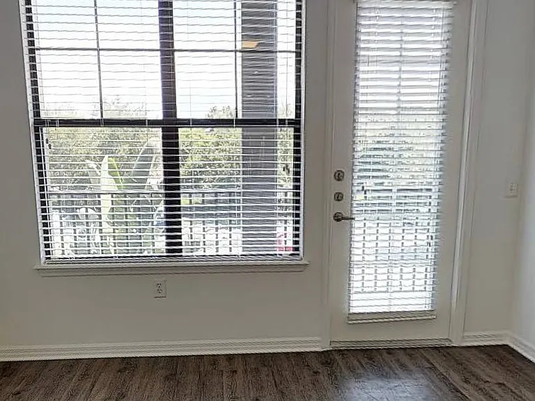 4704 George Rd — Photo 11