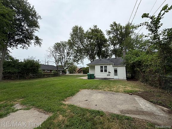 5th image of 29454 Maplewood St