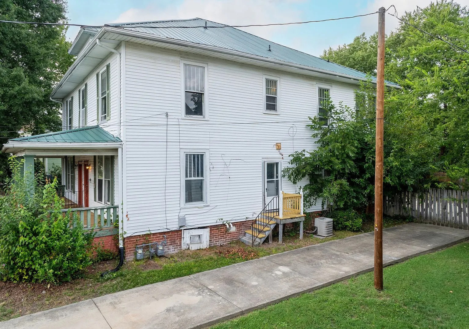 Move In ready Three Bedroom Home! — Photo 4