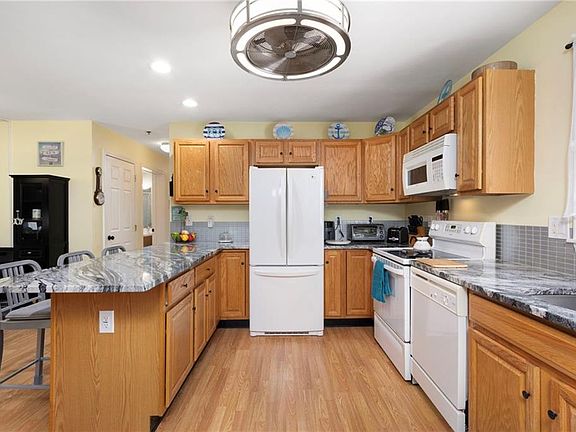 4th image of 231 Maple Ave APT 201