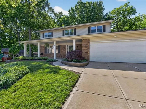 52 Smoke Tree Ct, Fenton, MO 63026