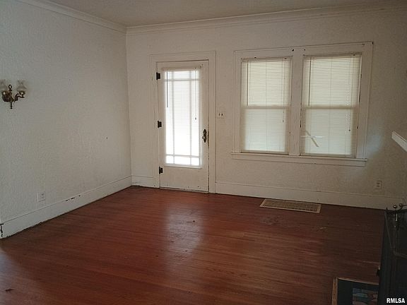 2nd image of 1001 Broadway St