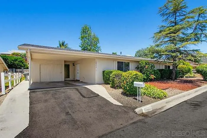 1886 Fairway Park #A — Photo 6