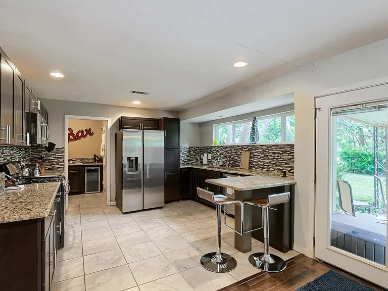 2606 Loyola Ln — Photo 5