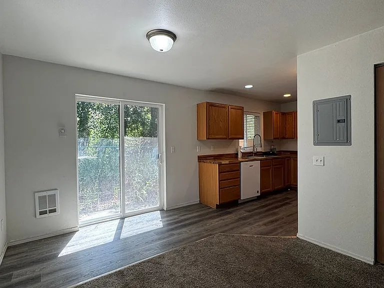 1512 Brook Ct — Photo 7