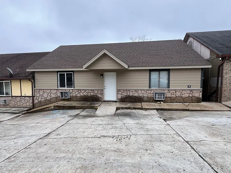 2323 S Business Highway 65 — Photo 9