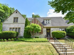 8525 Ravenswood Cir, Wauwatosa, WI 53226