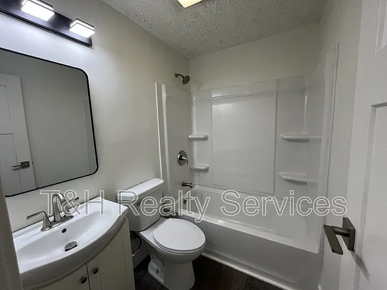 1124 S East St — Photo 12