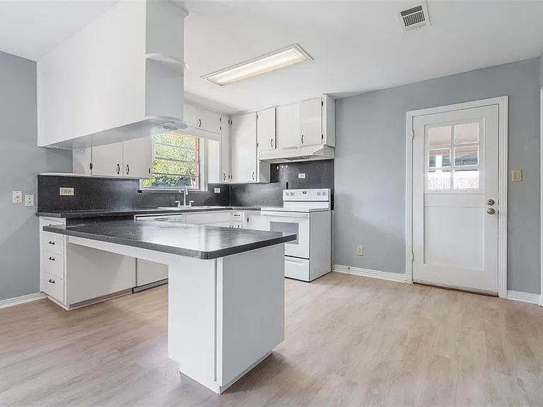 1100 Cedar St — Photo 5
