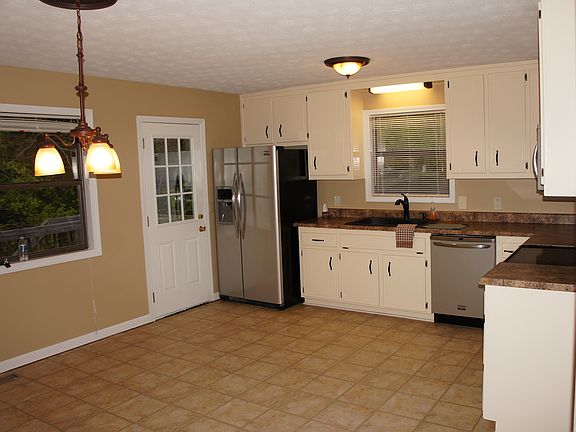 Kitchen / Eat-In dining