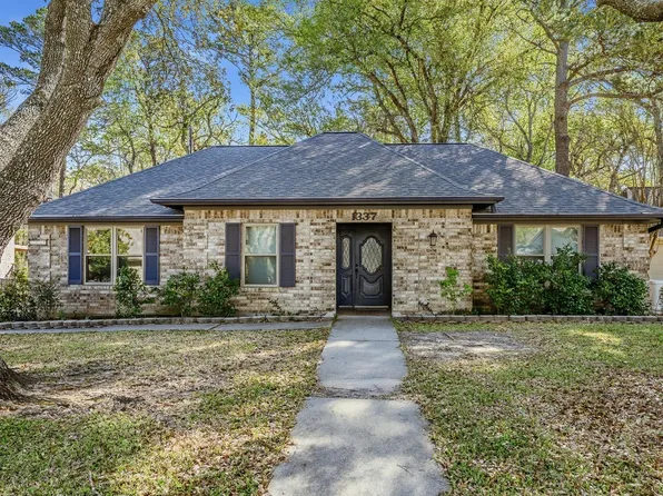 1337 Green Briar Dr, Huntsville, TX 77340